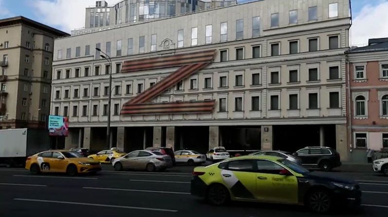 Moskevské divadlo podporuje válku. Symbolem Z na fasádě